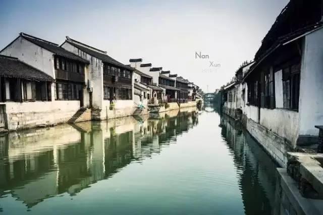 白色花边露肩上衣搭配深色修身牛仔裤，这么穿有气场吗？游戏画面
